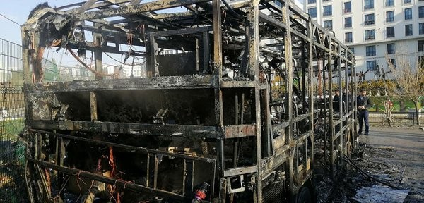 CHP'li İBB döneminde başrolde yine İETT otobüsleri var! Bir İETT otobüsü park halindeyken alev aldı, 2 İETT otobüsü çarpıştı...